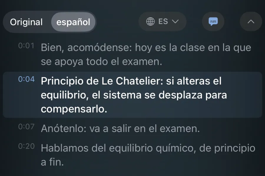The transcript of an English lecture translated into Spanish, with the current line highlighted